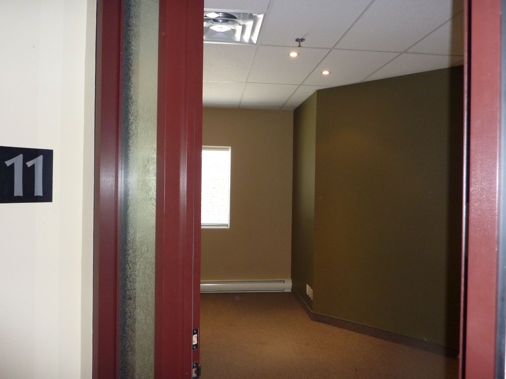 Local commercial pour d�tails, services ou bureaux. 