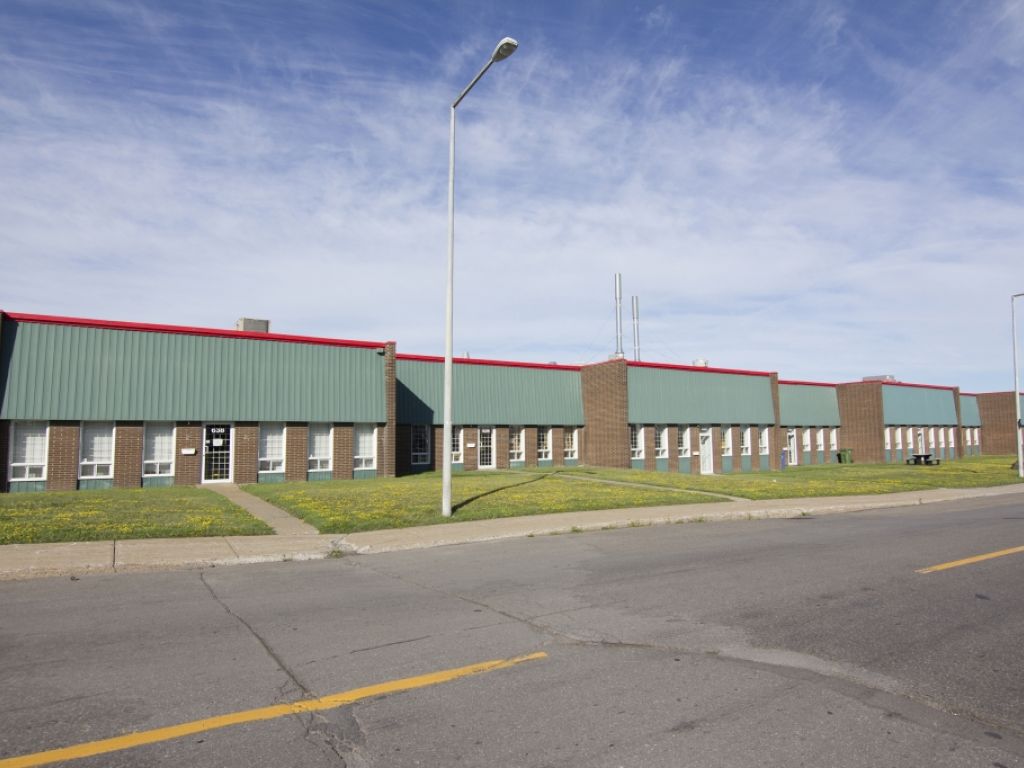 1 Espaces industriels  *4600 p.c.* � Longueuil