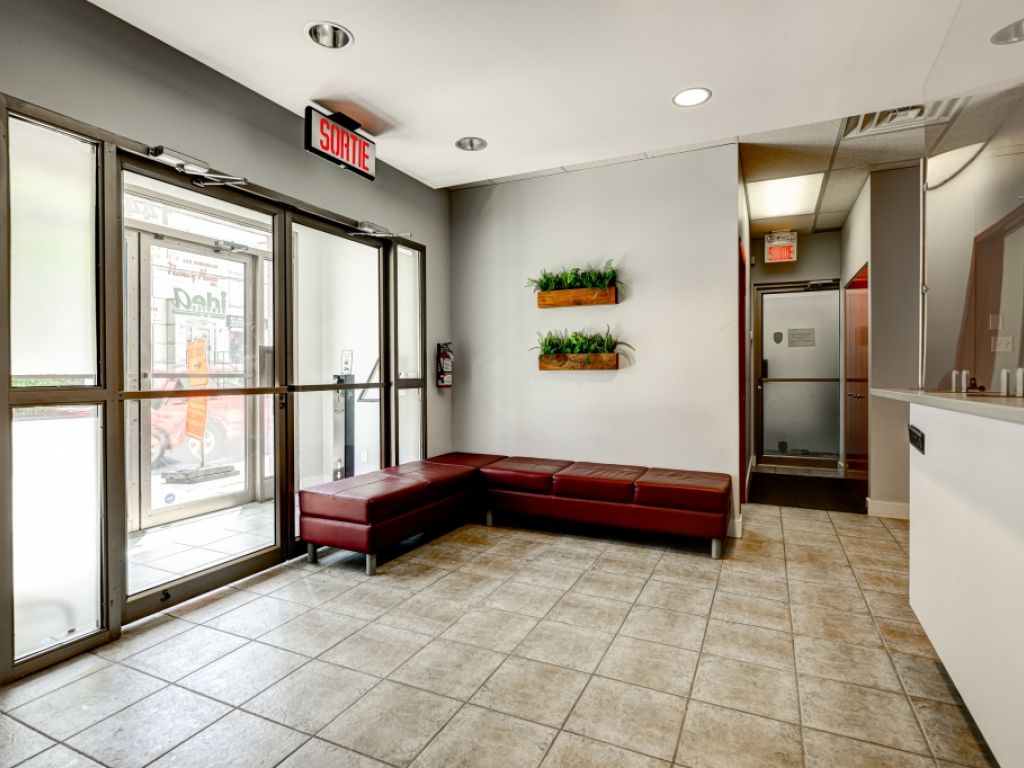 BUREAU � LOUER, 1568 PI.CA. FACE AU M�TRO DU COLL�GE