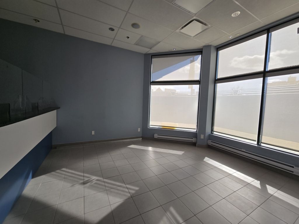 LOCAL � LOUER AU REZ-DE-CHAUSS�E, RUE SAUV� COIN ACADIE 1468 PI.CA.