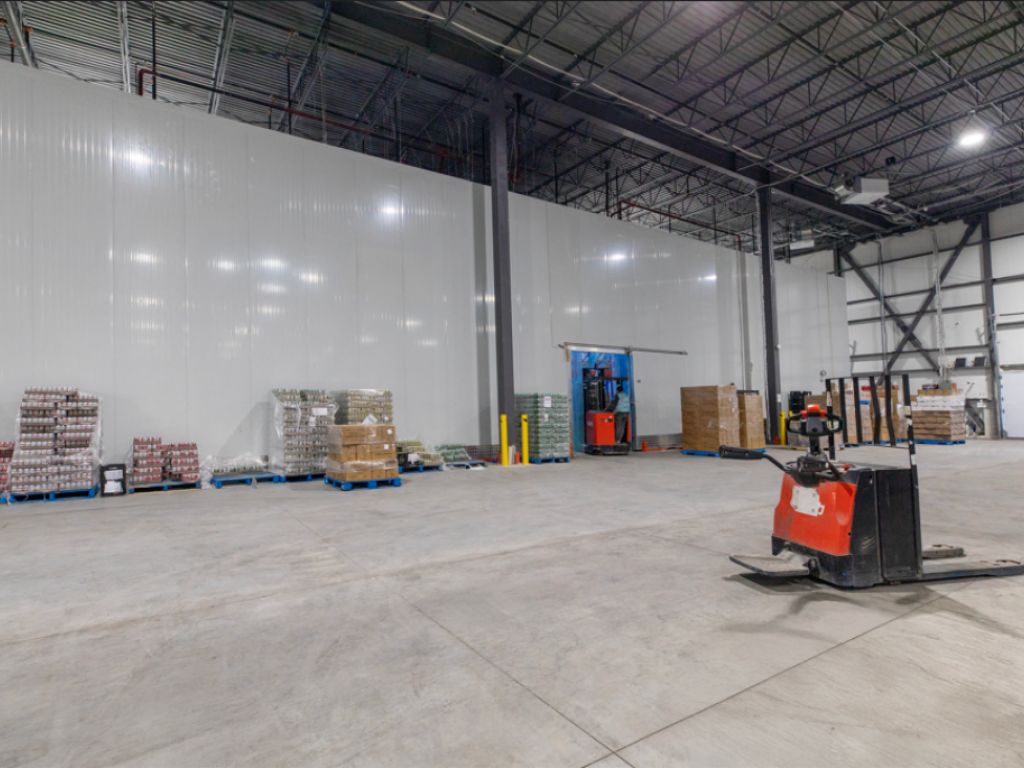 LOCAL INDUSTRIEL/ENTREPOT � LOUER, CANDIAC - 6 200 � 55 934 pi2