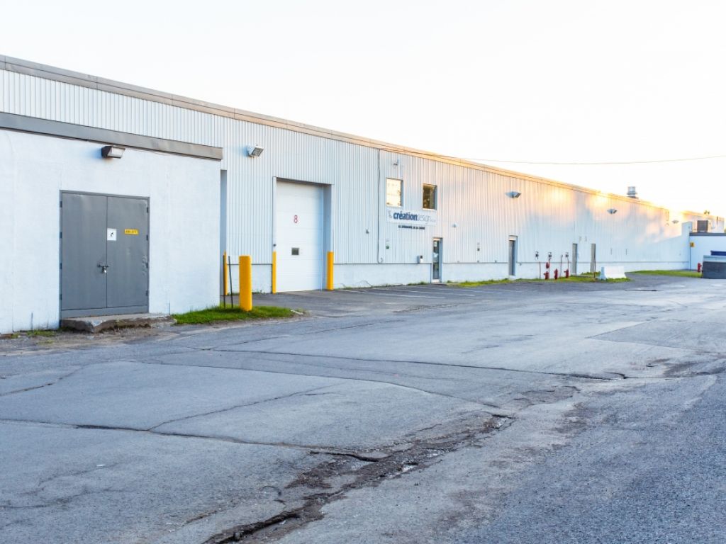 3 950 p.c. � louer / � VOIR