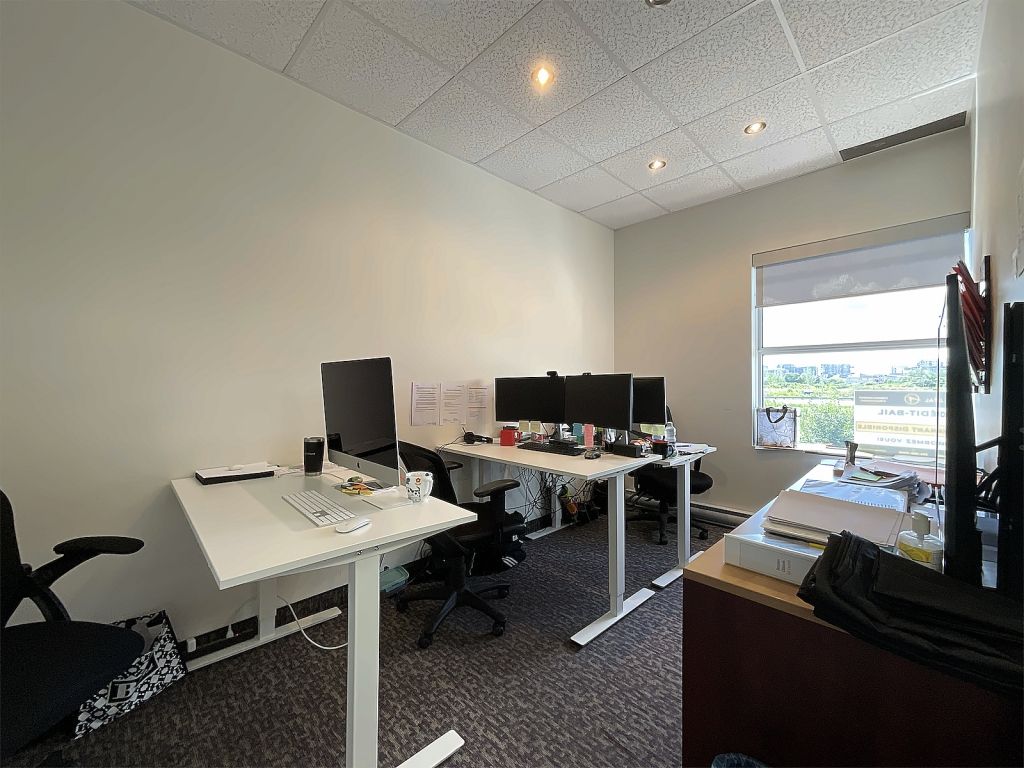 LOCAL � LOUER 1000 pi2 - LAVAL 