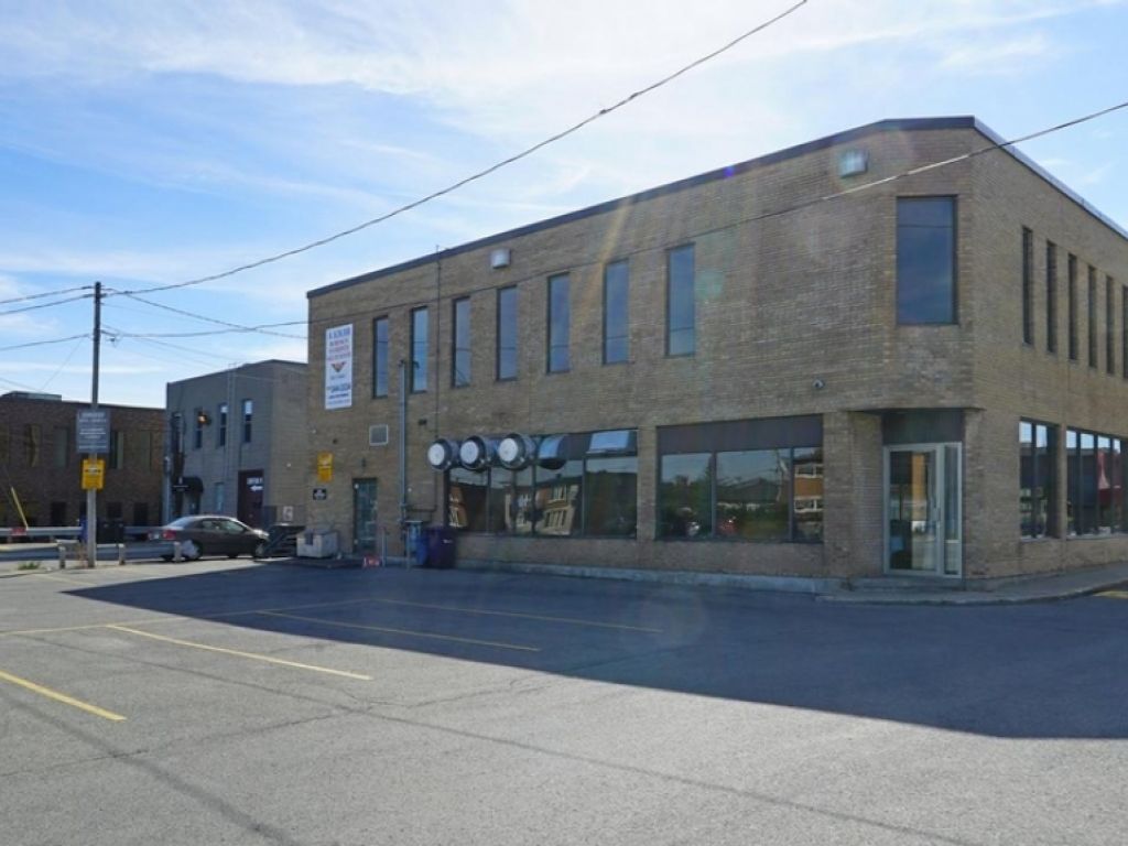 220 Cur�-Labelle Boulevard, Suite 200