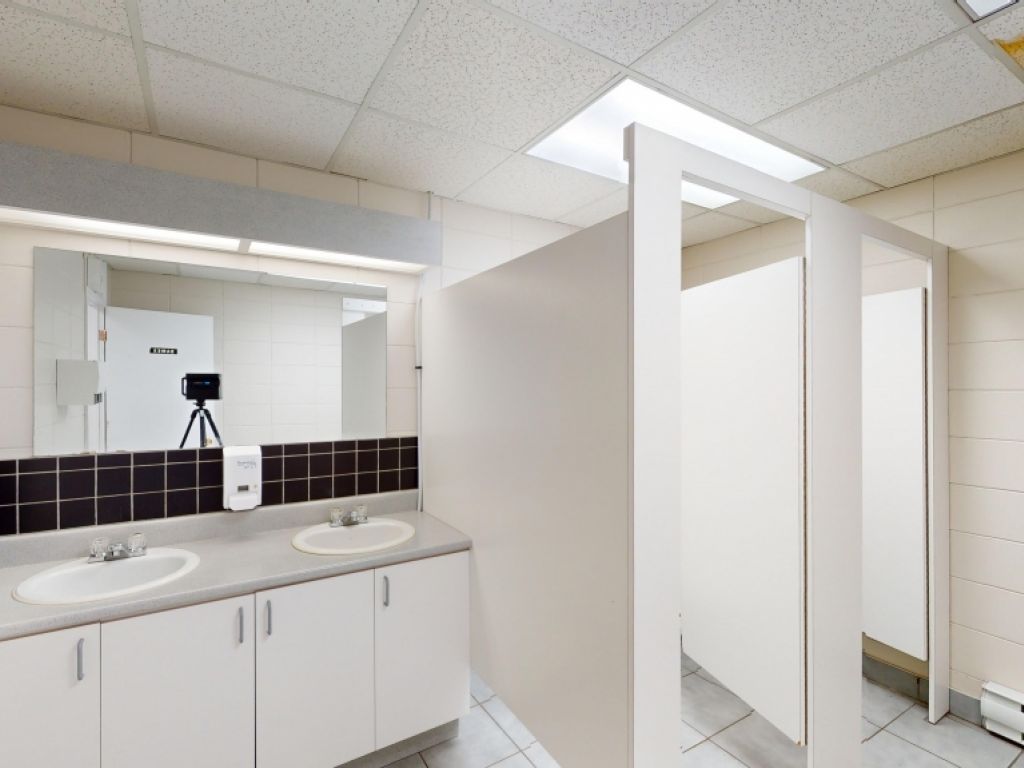 Local Commercial/Bureaux � louer - Jonqui�re - 1095 � 2500 pi2
