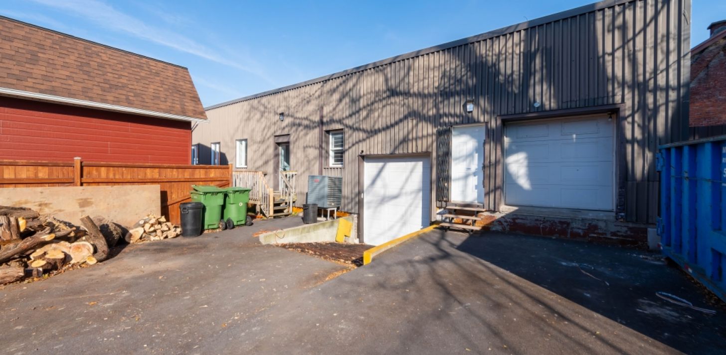 Entrep&ocirc;t &agrave; louer 1400 pc La Prairie - &Agrave; louer