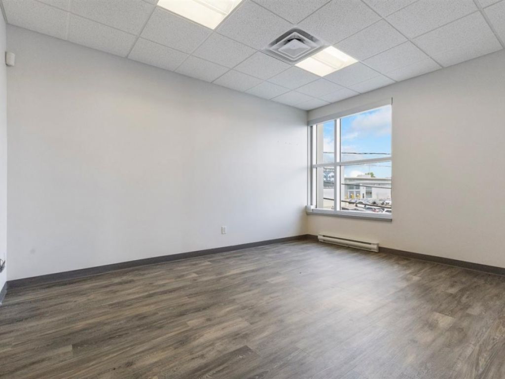 Espace bureau � louer - 20865 Ch. de la C�te N., local 200A