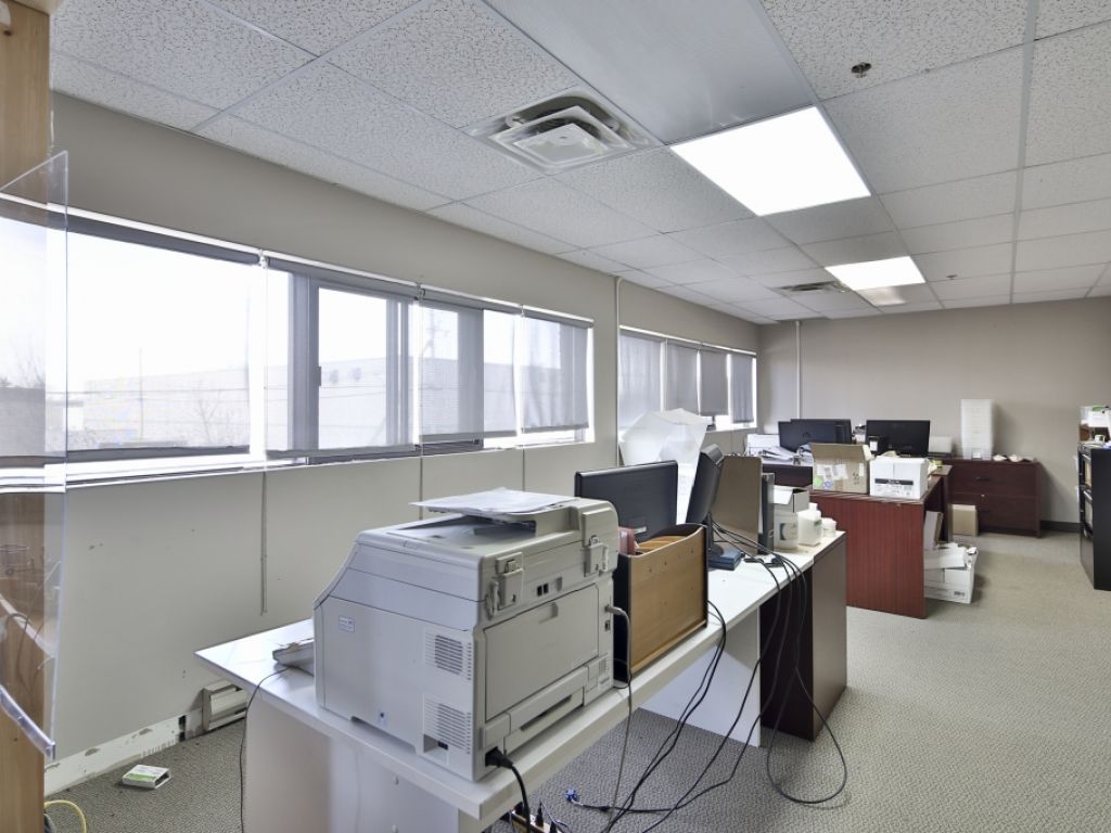 MAGNIFIQUE LOCAL INDUSTRIEL � LOUER