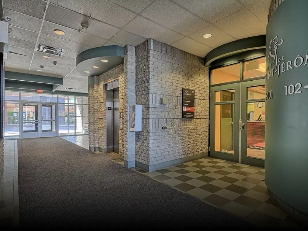 Local / Bureau 2100 � 6360 pc Centre-ville Saint-J�r�me 