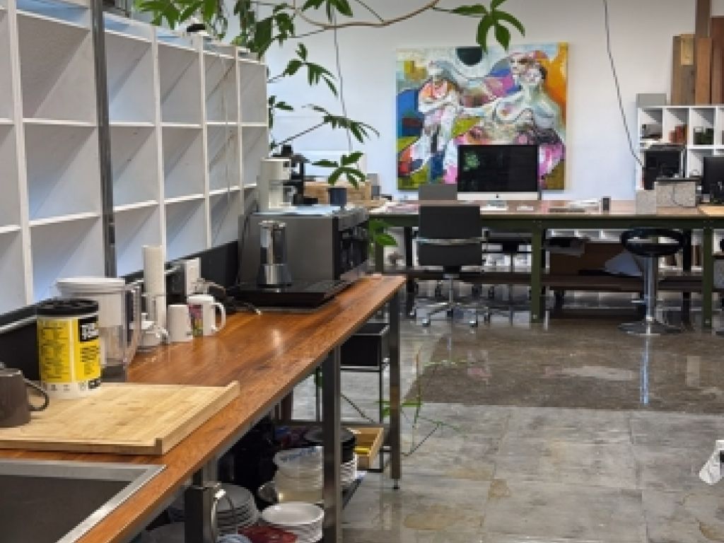 Loft / atelier / bureau lumineux -1947 pi.ca. � sous-louer