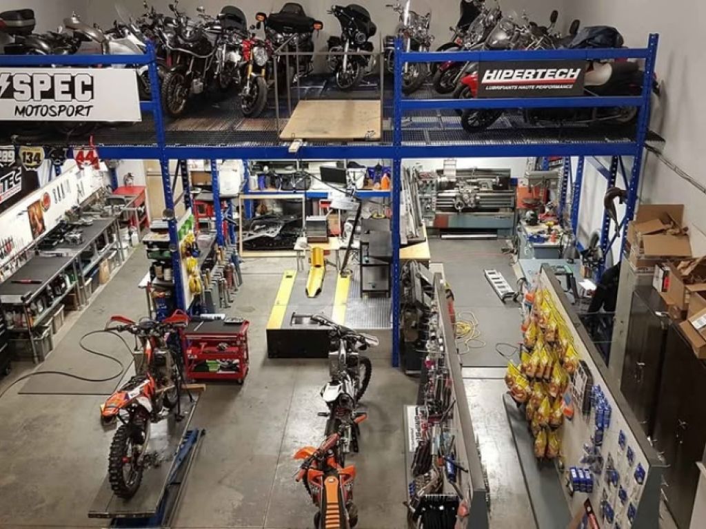 Local industriel cl� en main � 1 800 pi� + mezzanine, porte garage 14�, compresseur et racking inclus (Varennes)