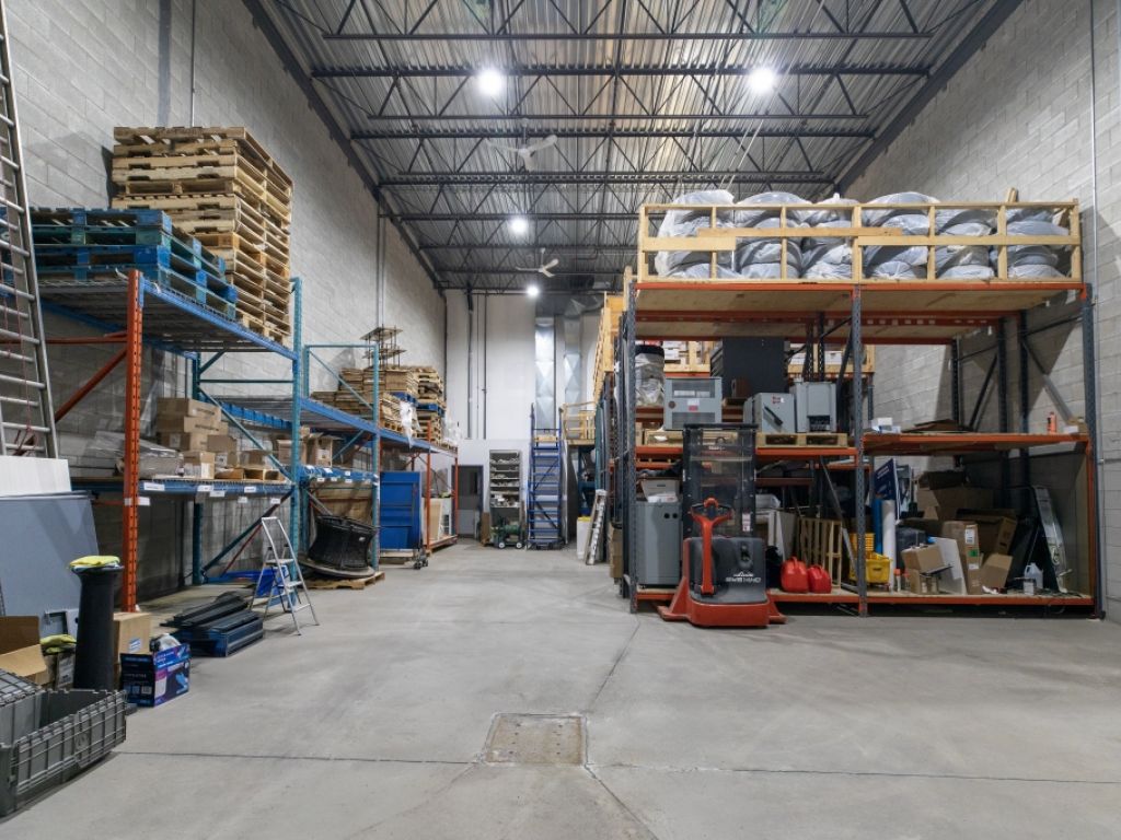 Entr�t industriel � louer | Laval | 2 360 PI� 