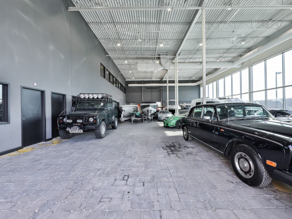 ESPACE COMMERCIAL / INDUSTRIEL � LOUER 