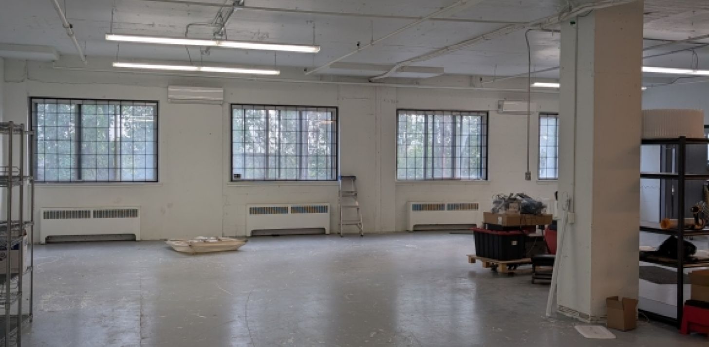 Chabanel | Espace commercial 2100pc - Bureau/Showroom/Entrepot - Rez-de-Chausser - Quai de chargement priv&eacute; - &Agrave; louer