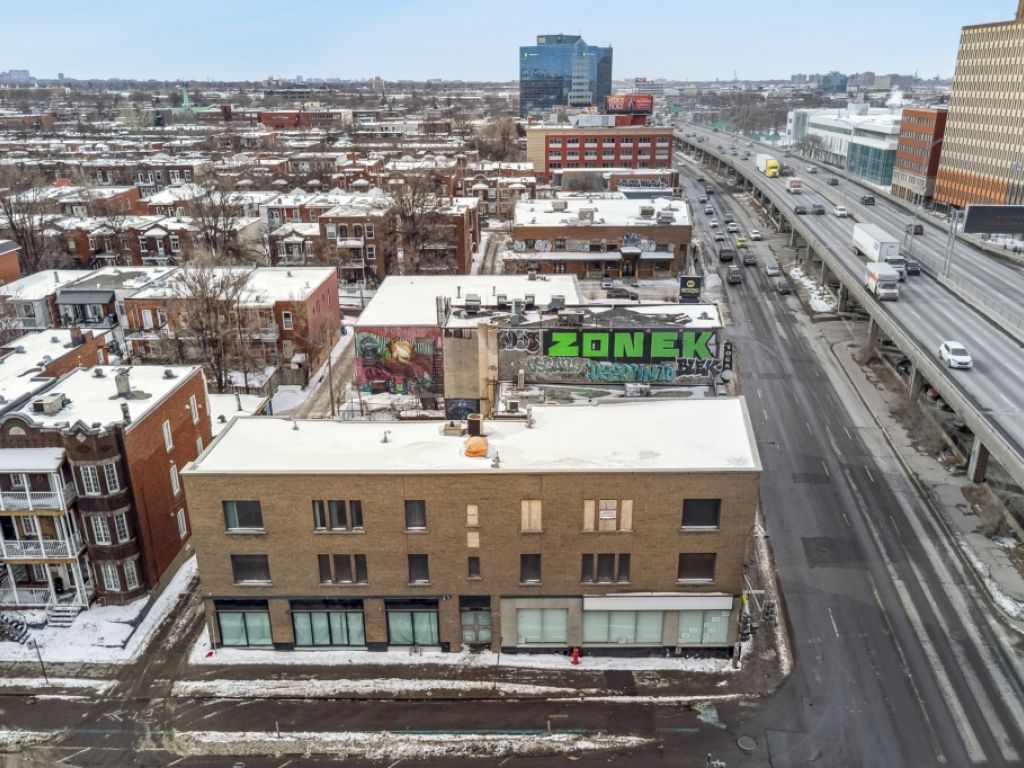 Deux superbes locaux commerciaux avec vitrine directement sur la rue.
