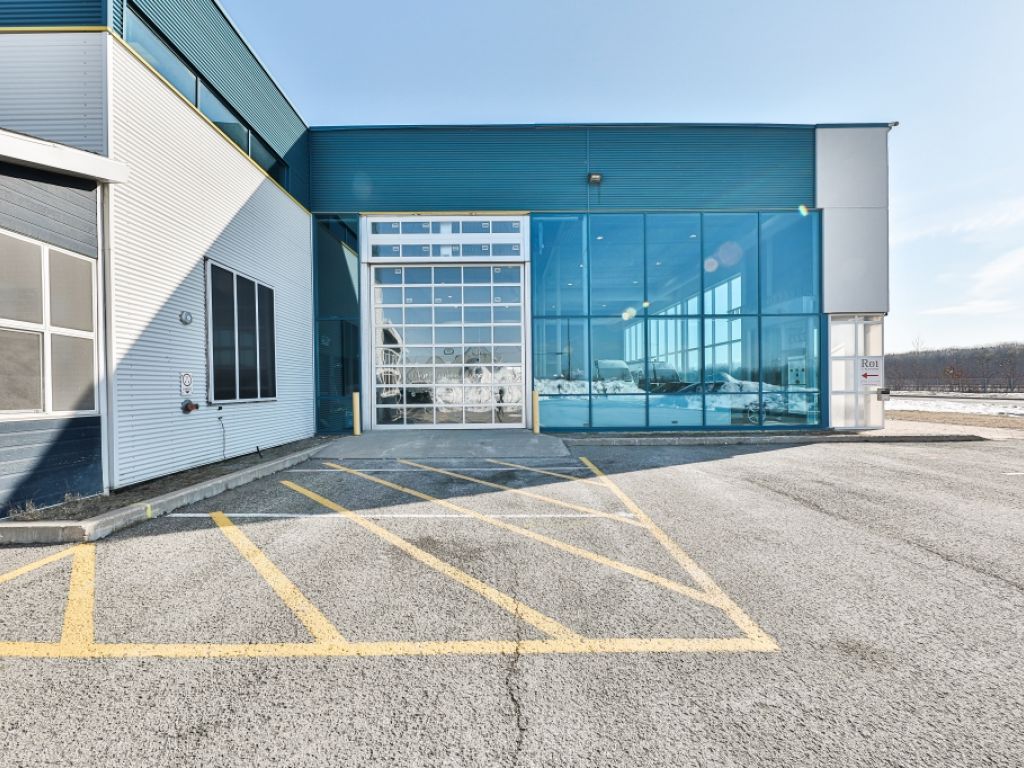 ESPACE COMMERCIAL / INDUSTRIEL � LOUER 