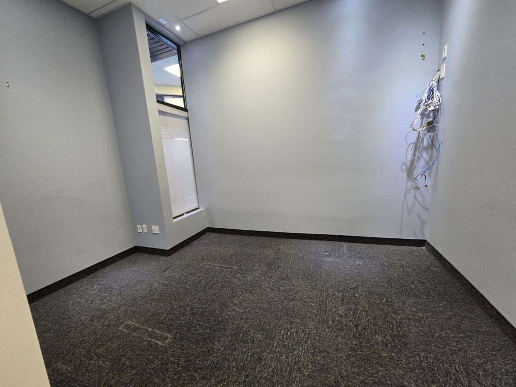 LOCAL � LOUER AU REZ-DE-CHAUSS�E, RUE SAUV� COIN ACADIE 1468 PI.CA.