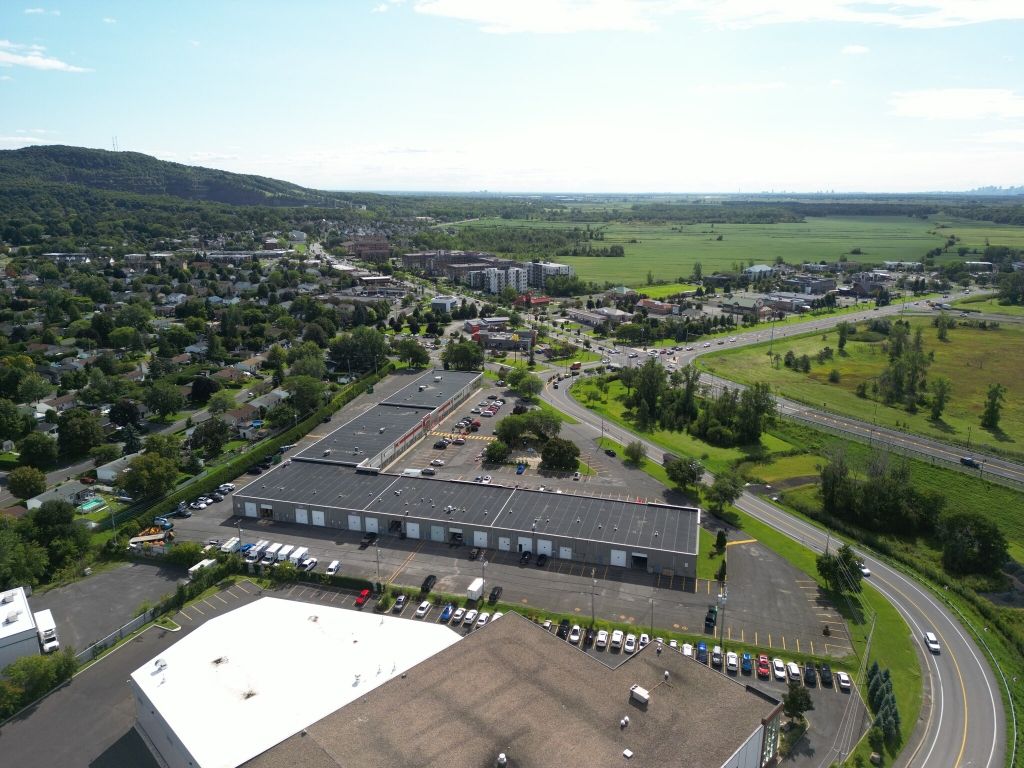 Local commercial 3 000 pi� � louer, Sainte-Julie, 5 995 $