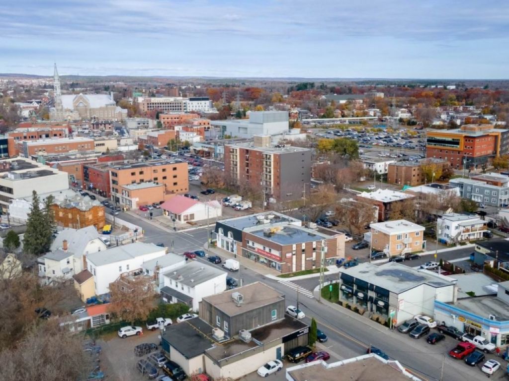 B�tisse � vendre ou � louer + Bureaux au 2e �tage Centre-ville St-J�r�me