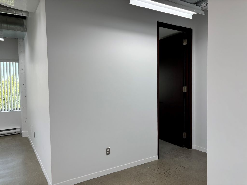 Loft industriel de 734 p.c. (avec cuisinette et un bureau ferm�) dans Montr�al-Nord!