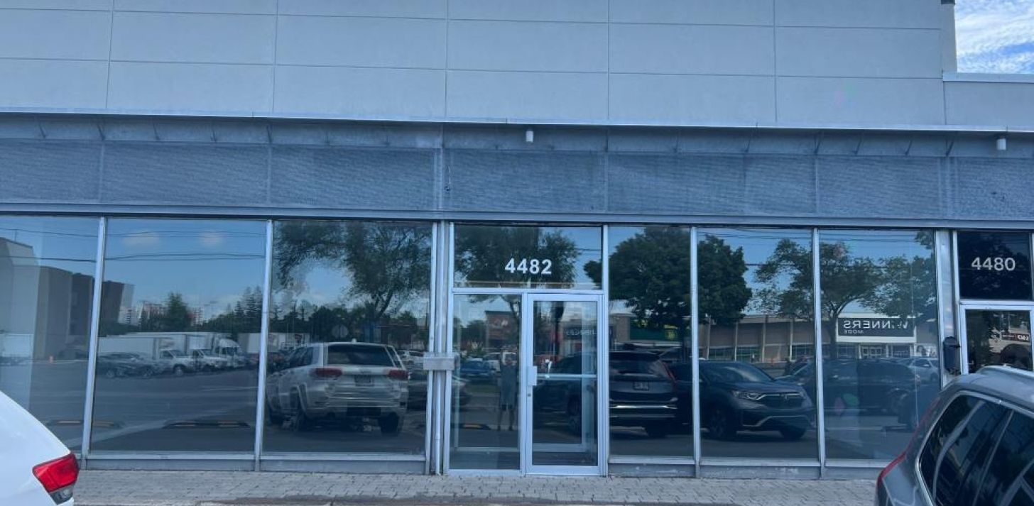 3400pc Emplacement de choix sur Jean-Talon Est &agrave; St-Leonard - &Agrave; louer