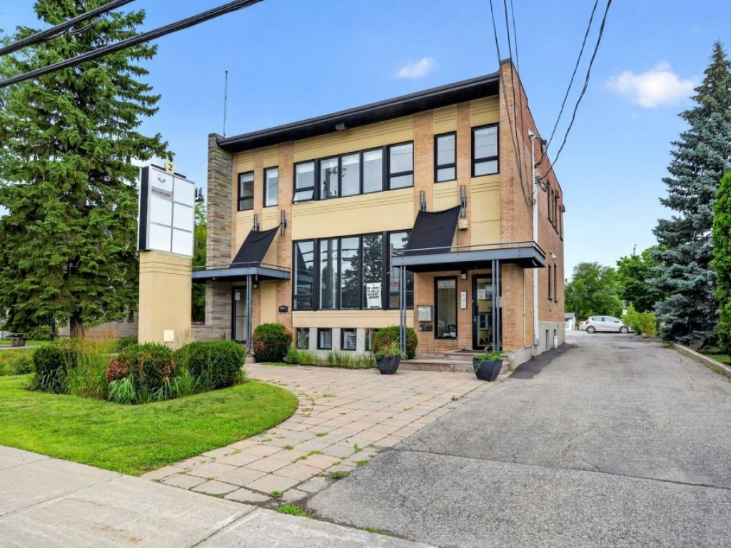 Bureau de 208 pieds carr�s en parfait �tat, id�al pour les professionnels de la sant� ou scolaire