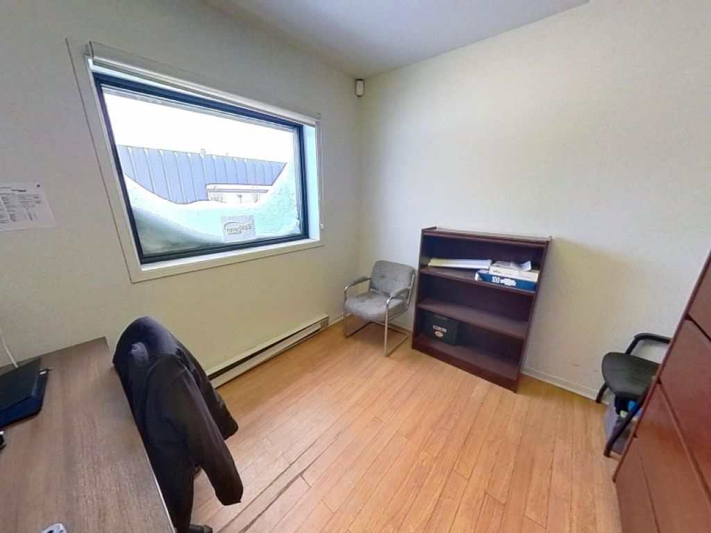 Local industriel avec bureaux � Parc Colbert � Sainte-Foy