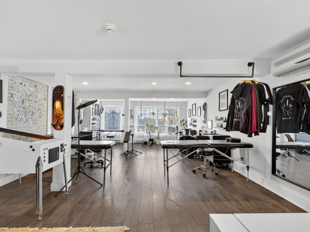 Immeuble commercial et bureaux � vendre