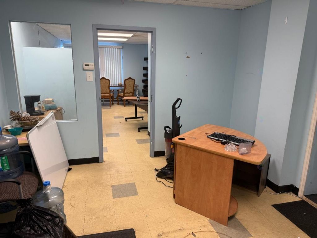 Bureau 345$/mois* dans centre d'achat achaland� de Montr�al