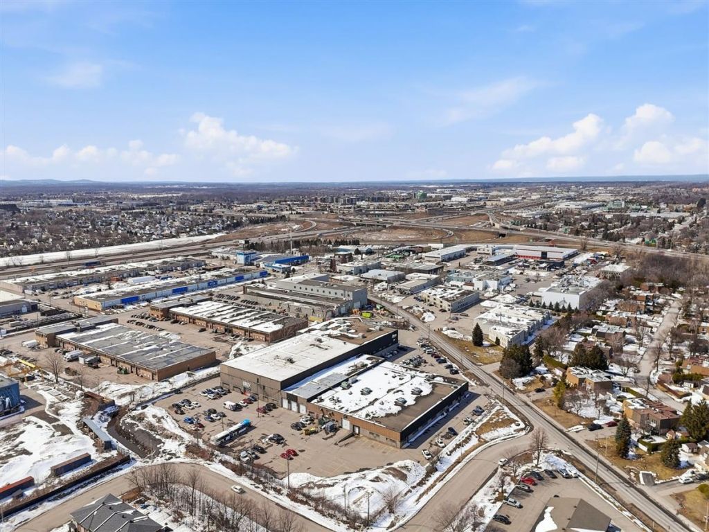 Condo industriel � louer ou � vendre � 36 920 pi� � Boisbriand