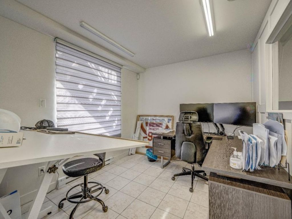Bureaux avec entreposage, 3 garages, 2 quais� St-J�r�me