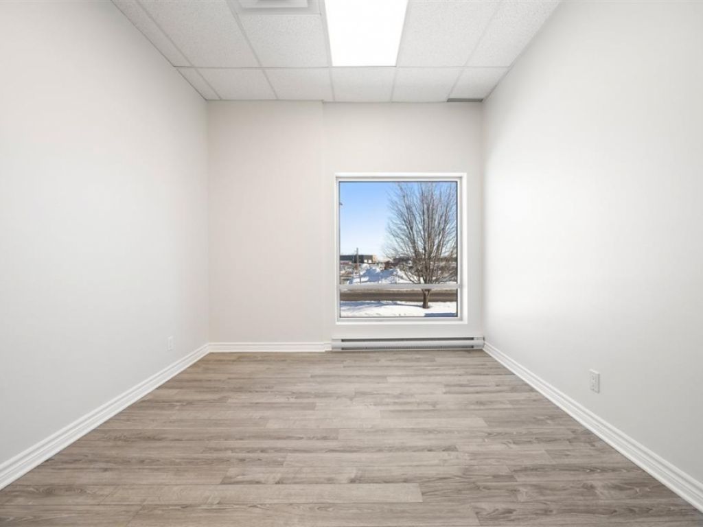 Espace bureau � louer � 1500 Rue Bernard-Lefebvre, local 100, Laval (Duvernay)
