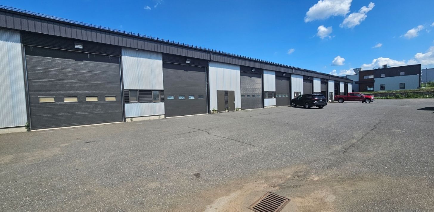 Local industriel avec porte de garage de 14 pieds secteur Saint-Nicolas - &Agrave; louer