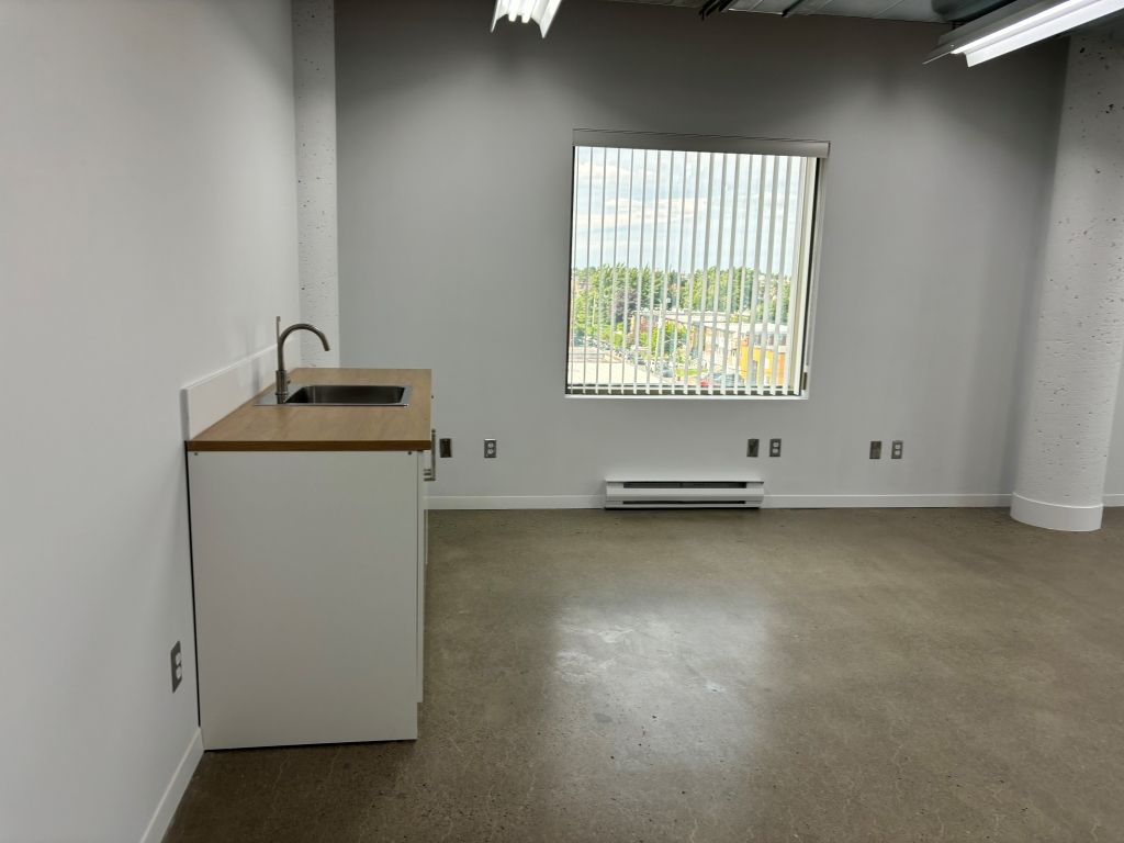 Loft industriel de 734 p.c. (avec cuisinette et un bureau ferm�) dans Montr�al-Nord!