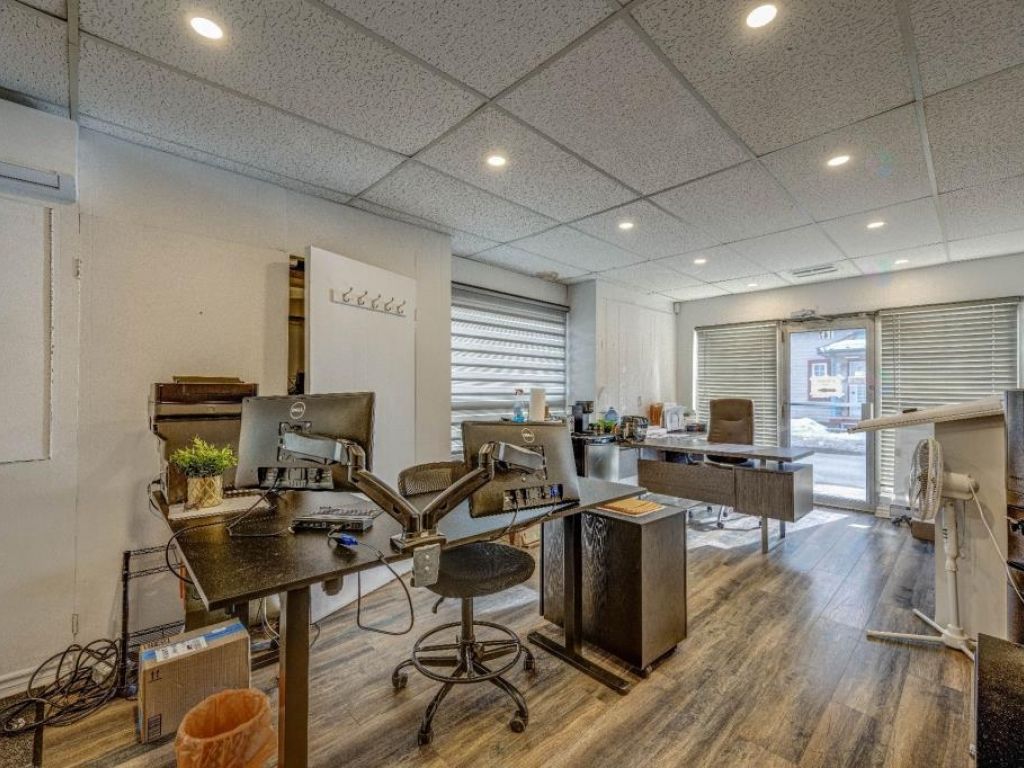 Bureaux avec entreposage, 3 garages, 2 quais� St-J�r�me