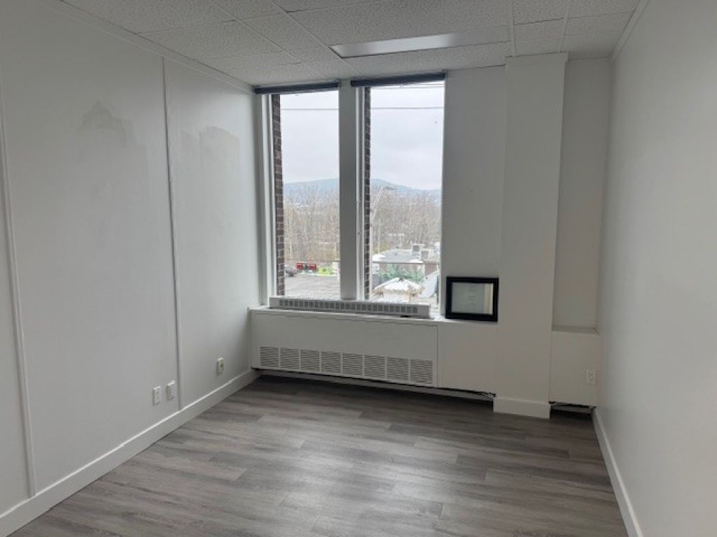 Superbe local de 1149 pc situ� au 2e �tage