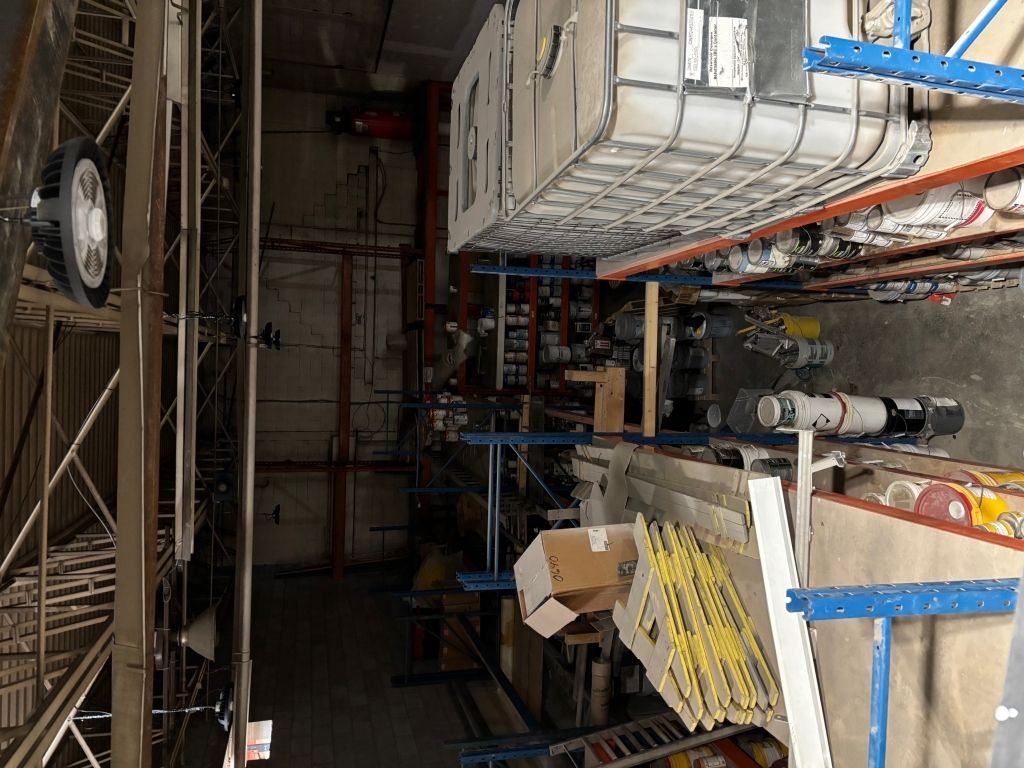 Batiment commercial avec entrepot (2900p2 ) et bureau (2500p2 ) 