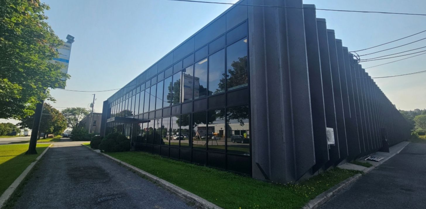 LOCAL AVEC PORTE DE GARAGE PARC COLBERT - For Rent