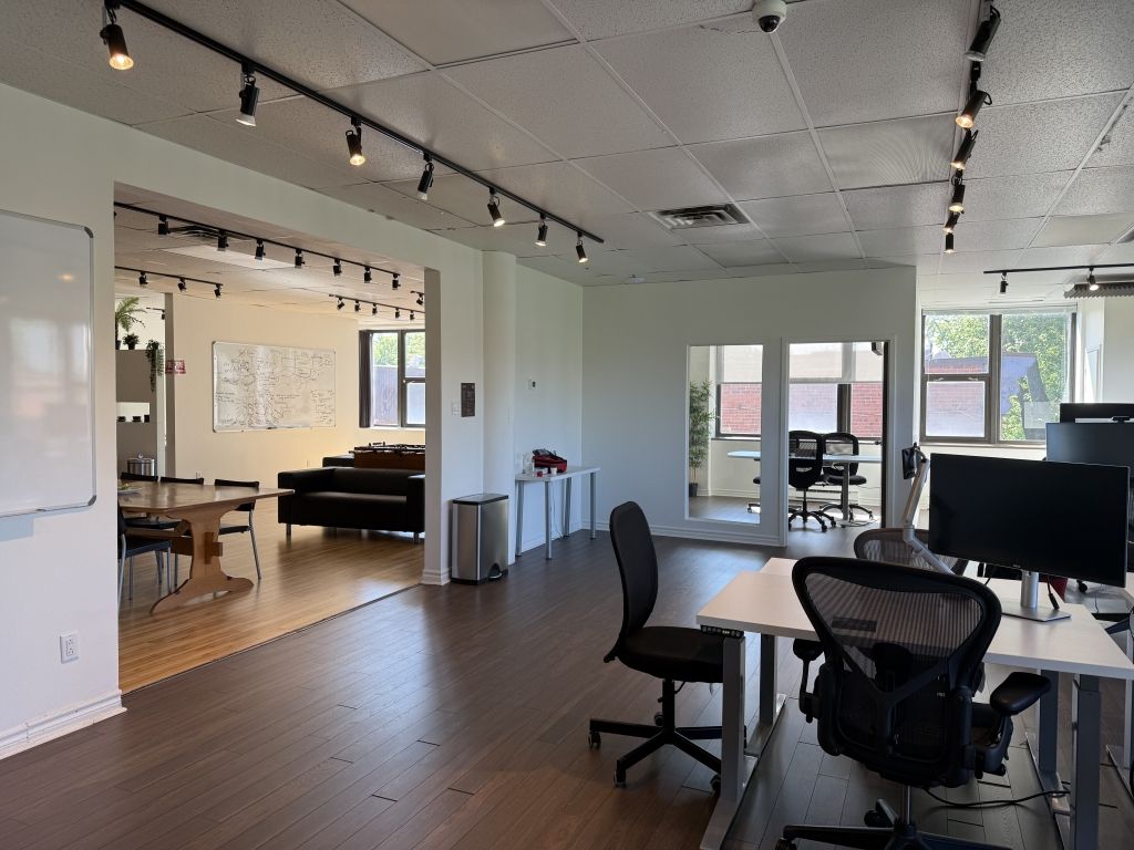 Espace bureau de coin ensoleill� � louer Plateau