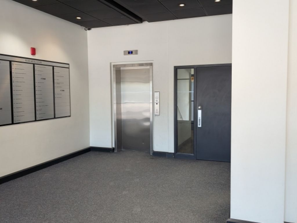 Chabanel | Espace commercial 2100pc - Bureau/Showroom/Entrepot - Rez-de-Chausser - Quai de chargement priv�