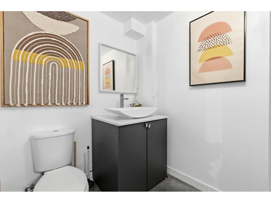 Local commercial professionnel lumineux sur 2 niveaux plateau mont royal 
