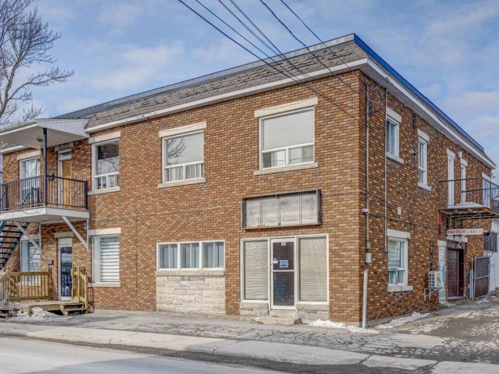 Bureaux avec entreposage, 3 garages, 2 quais� St-J�r�me