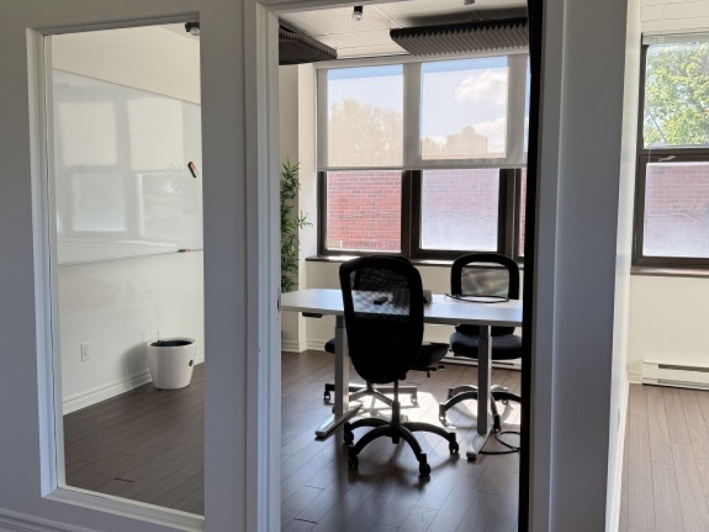 Espace bureau de coin ensoleill� � louer Plateau