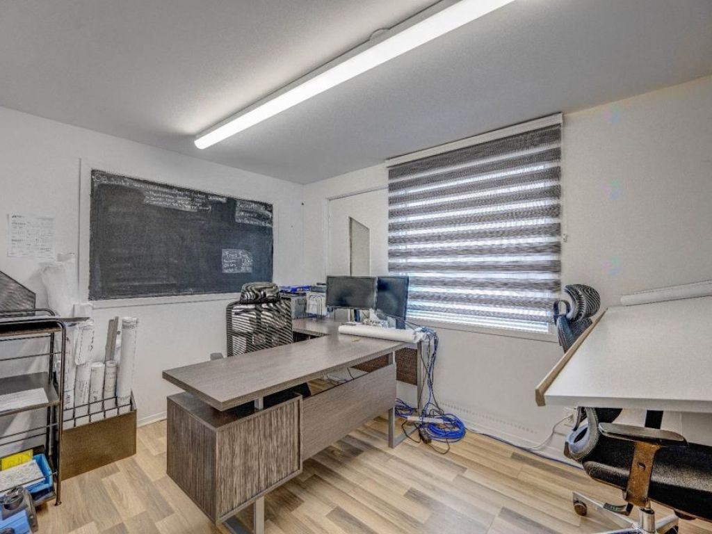Bureaux avec entreposage, 3 garages, 2 quais� St-J�r�me