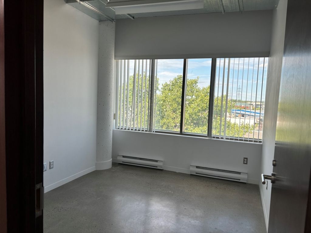 Loft industriel de 734 p.c. (avec cuisinette et un bureau ferm�) dans Montr�al-Nord!