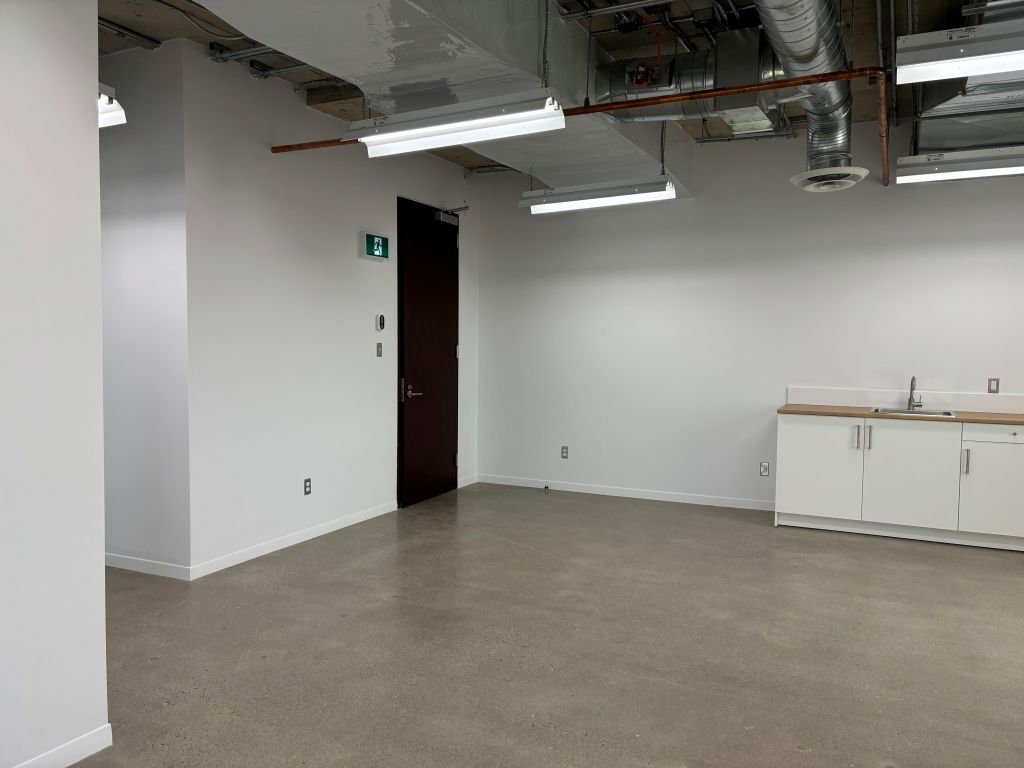 Loft industriel de 734 p.c. (avec cuisinette et un bureau ferm�) dans Montr�al-Nord!