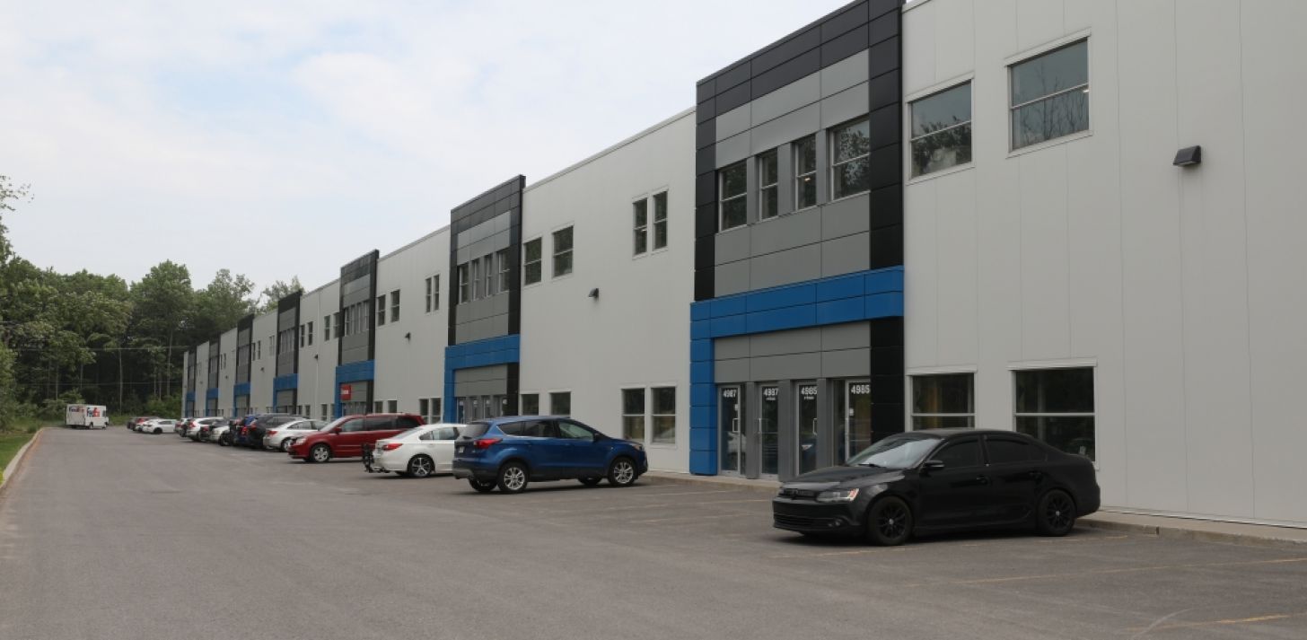 Local industriel &agrave; louer de 22 560 PI&sup2; | Laval - &Agrave; louer