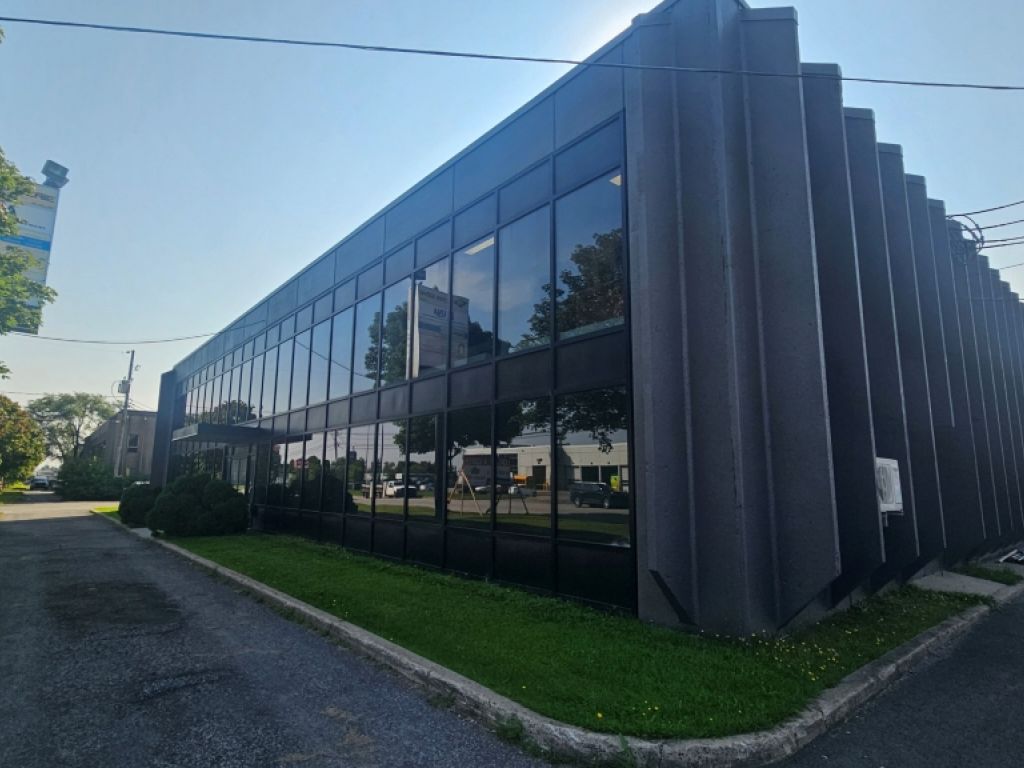 LOCAL AVEC PORTE DE GARAGE PARC COLBERT