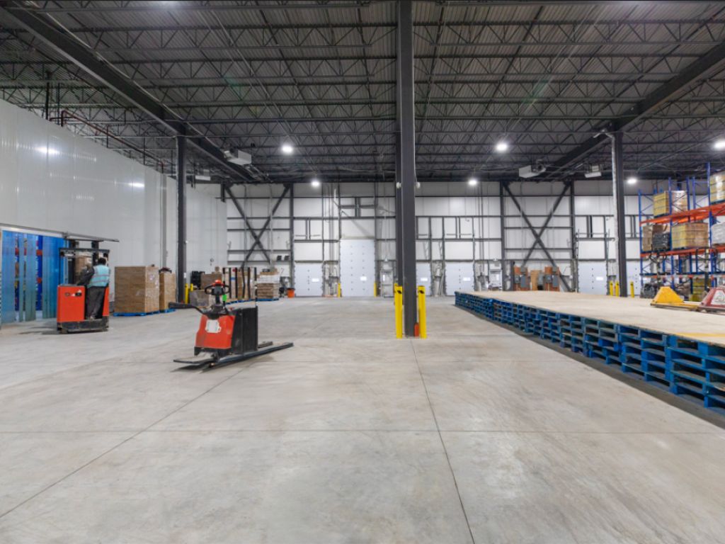 LOCAL INDUSTRIEL/ENTREPOT � LOUER, CANDIAC - 6 200 � 55 934 pi2