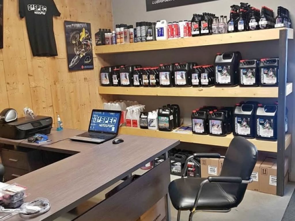 Local industriel cl� en main � 1 800 pi� + mezzanine, porte garage 14�, compresseur et racking inclus (Varennes)